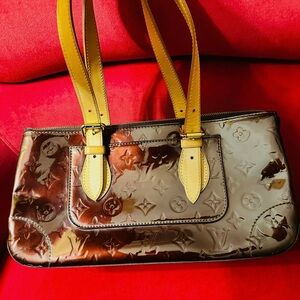 Louis Vuitton 
Amarante Monogram Vernis Rosewood Avenue